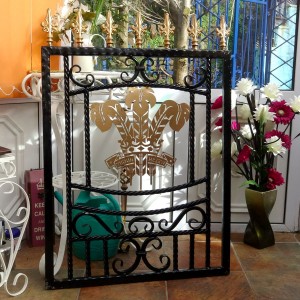 Welsh-Rugby-Brass-Plate-Custom-Ironwork-Pontypridd-Wrought-Iron-display-1 900px