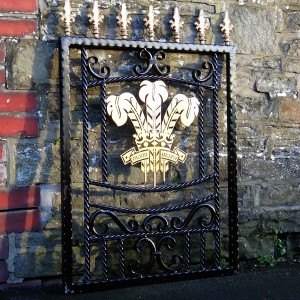 Welsh-Rugby-Brass-Plate-Custom-Ironwork-Pontypridd-Wrought-Iron-in-situ-2 900px