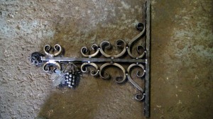 Bunch-of-Grapes-Wales-Pontypridd-Wrought-Iron-Custom-Welding-2-1000px