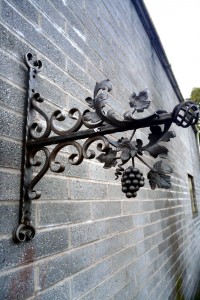 Bunch-of-Grapes-Wales-Pontypridd-Wrought-Iron-Custom-Welding-3-1000px