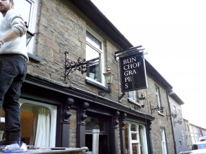 Installation-Bunch-of-Grapes-Wales-Pontypridd-Wrought-Iron-Custom-Welding-2-1000px